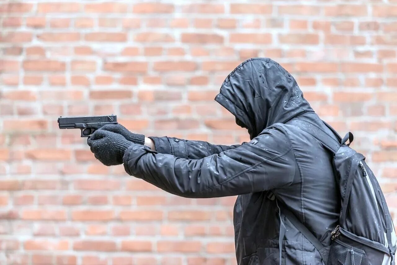 Рабочий угрожать. Бандит с пистолетом. Человек с оружием. Человек с пистолетом. Парень в маске с пистолетом.