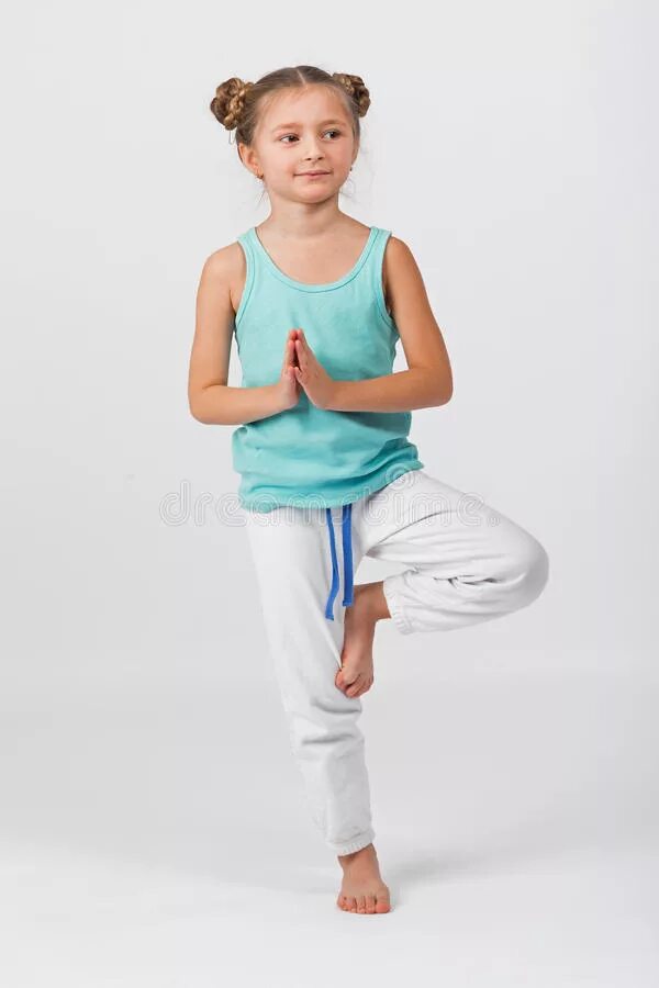 Дети прыгают из обруча в обруч. Мальчик прыгает. Ребенок стоя. Стойка на одной ноге дети. Человек стоящий на одной ноге.