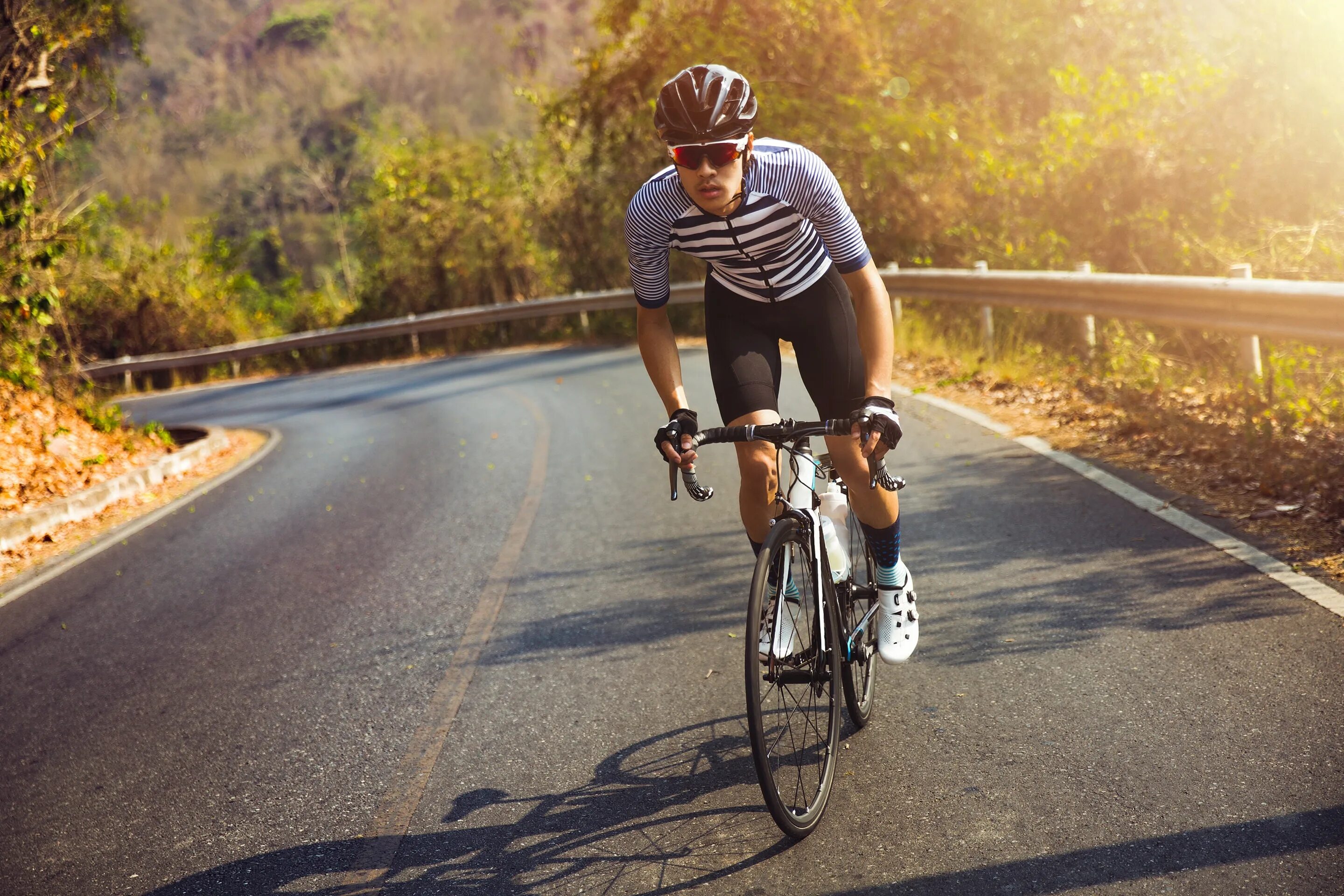 Ride a fly bike. Велосипедист. Езда на велосипеде. Человек на велосипеде. Кататься на велосипеде.