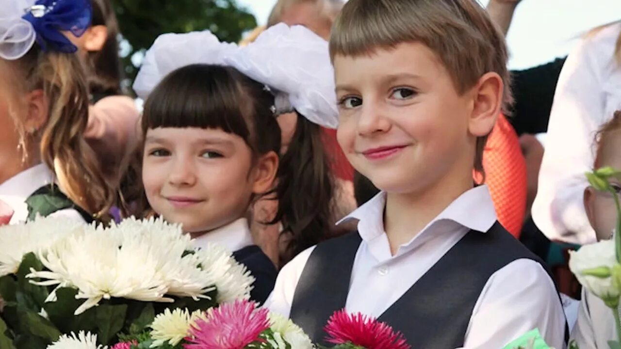 Какого числа школьная линейка. Первоклассники на линейке. первоклашки на линейке 1 сентября. школьники на линейке. линейка в школе.