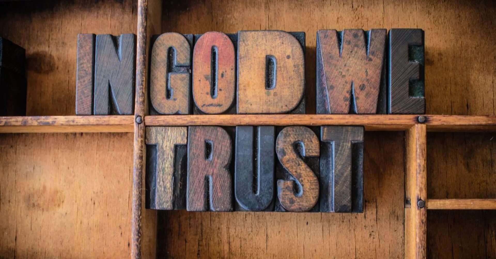 In Gods we Trust. Доллар надпись мы верим в Бога. Мы верим Богу английский. In God we Trust Wallpapers. Слоган сша