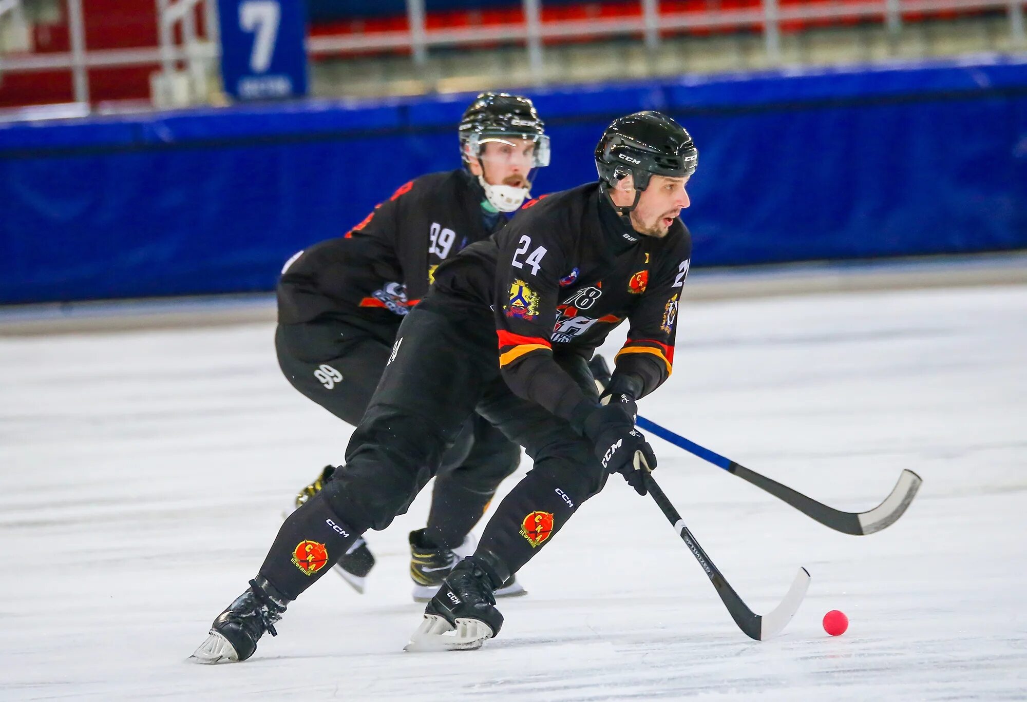 хоккей с мячом ска нефтяник. суперкубок россии по хоккею с мячом 2022. туомас мяяття хоккей с мячом. хоккей с мячом уральский трубник первоуральск. хоккей с мячом ска нефтяник.