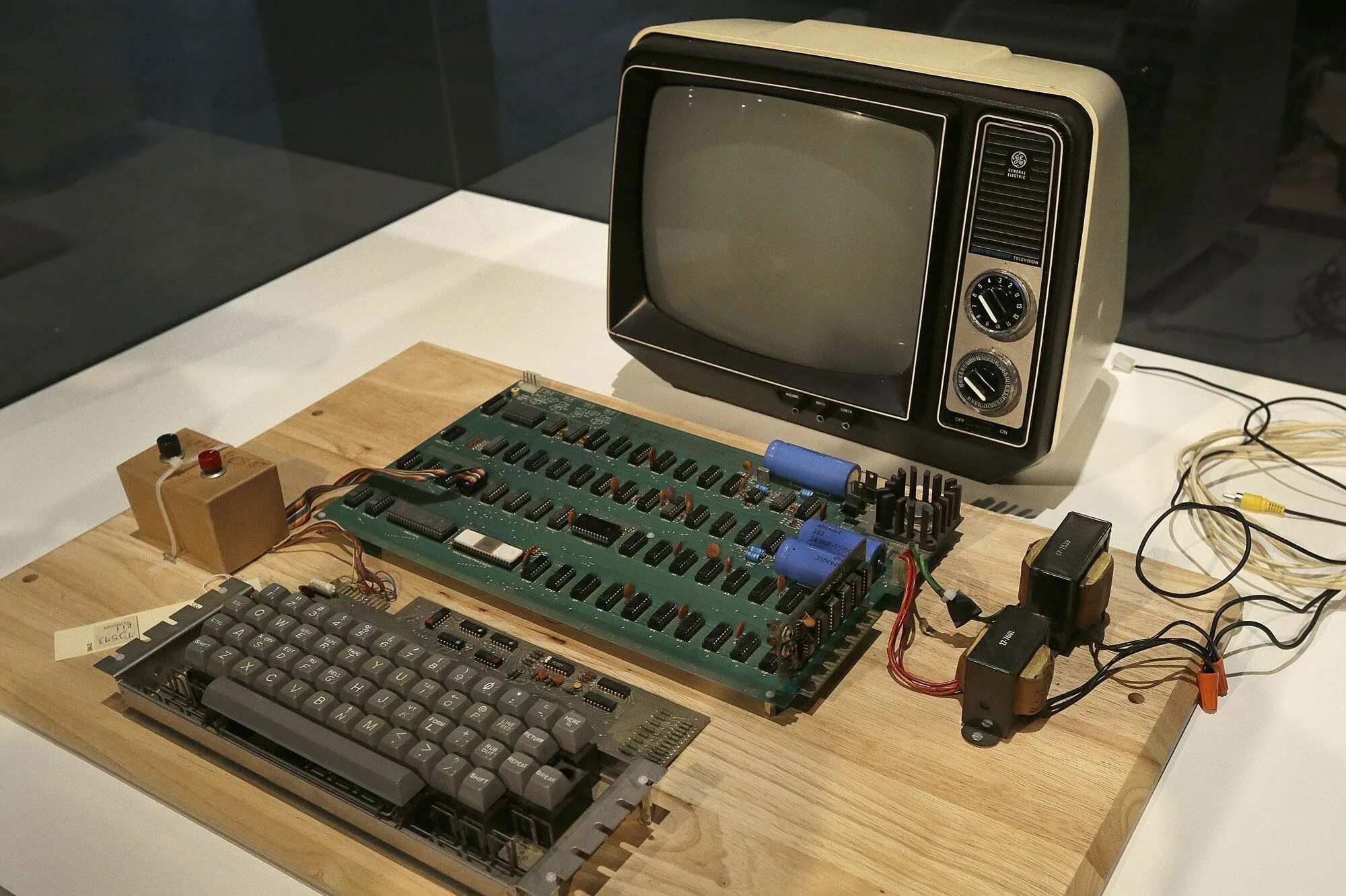 1 личный компьютер. Компьютер Эппл 1976. Apple 1. Первый компьютер Аппле 1. Эппл 1 компьютер.