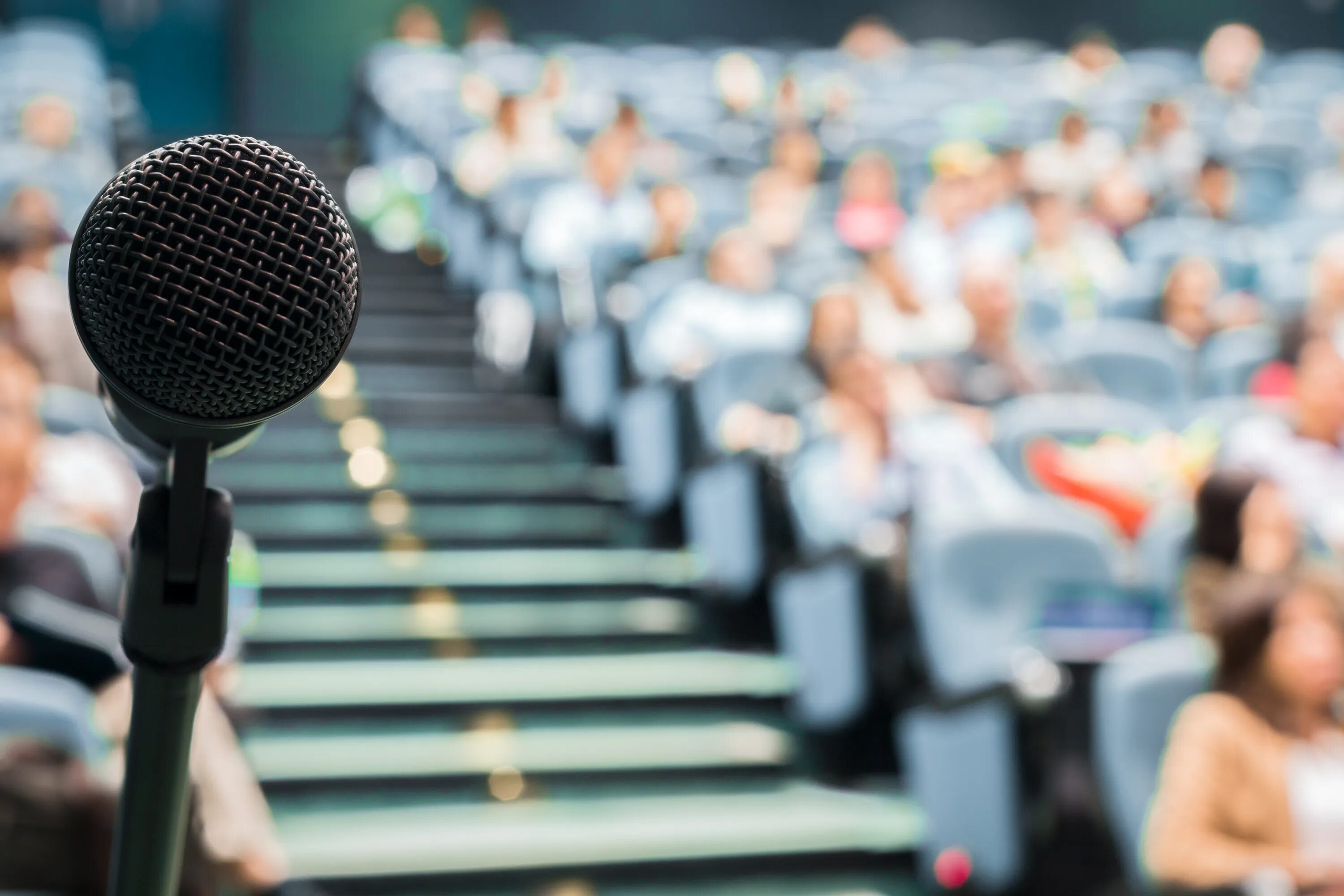 Девушка с громкоговорителем. Speaker help. Выступающий с микрофоном. Выступает на конференции. Выступает на конференции.