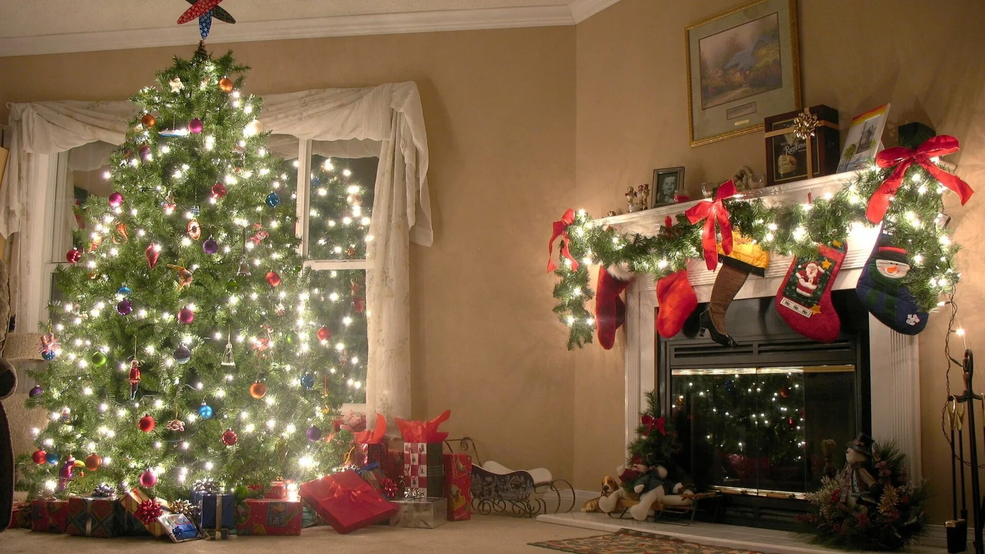 Новый год 2014 цены. Новогодняя комната с елкой. Новогодняя елка. Елка в доме. Рождественская елка.