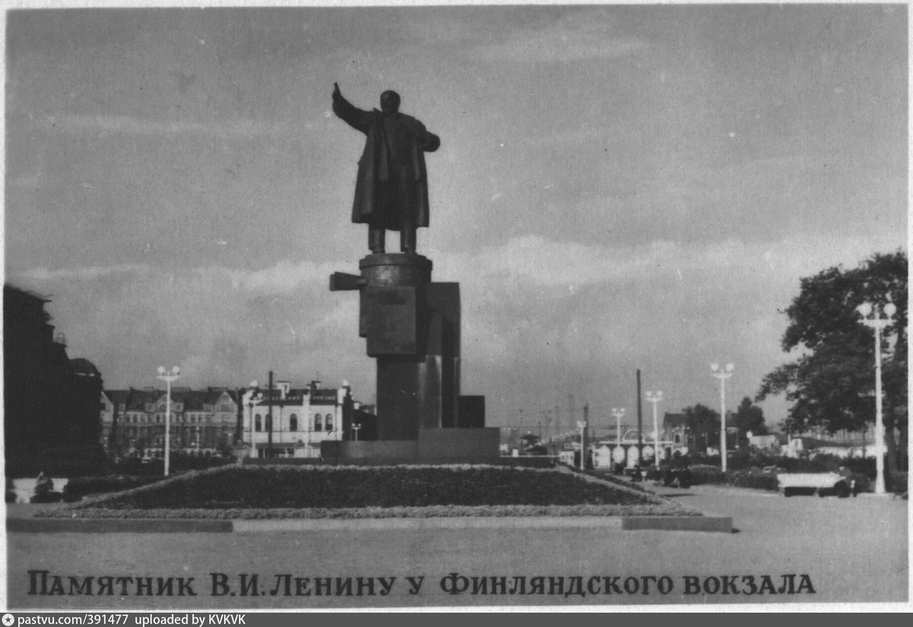Площадь ленина финляндский вокзал памятник ленину. Ленин у финляндского вокзала памятник ленину в санкт-петербурге. Памятник ленину в ленинграде у финляндского вокзала. Памятник ленину на броневике у финляндского вокзала. Финляндский вокзал памятник.