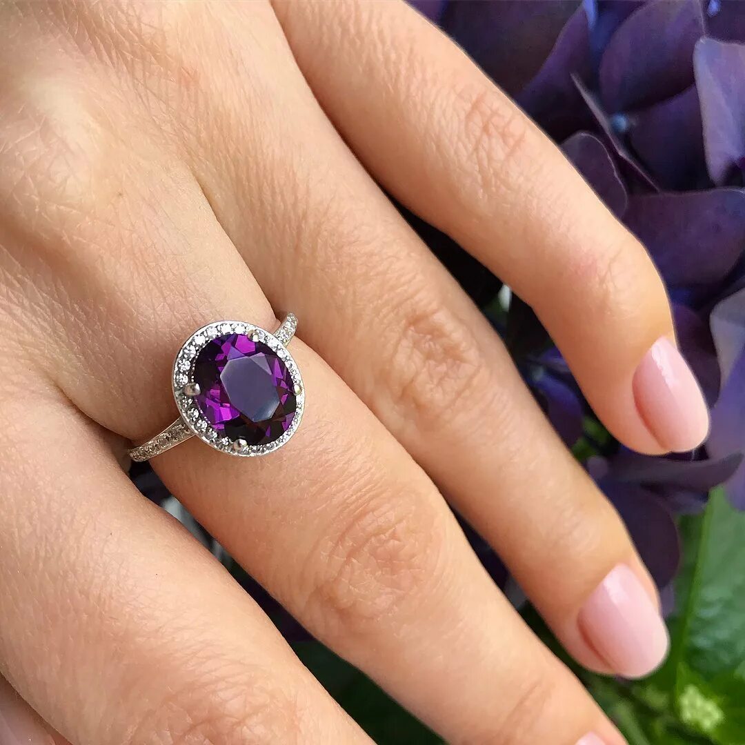 Кольца stone. Кольцо с камнем. Кольцо с фиолетовым камнем. Кольцо с крупным овальным камнем. Кольцо с сиреневым камнем.
