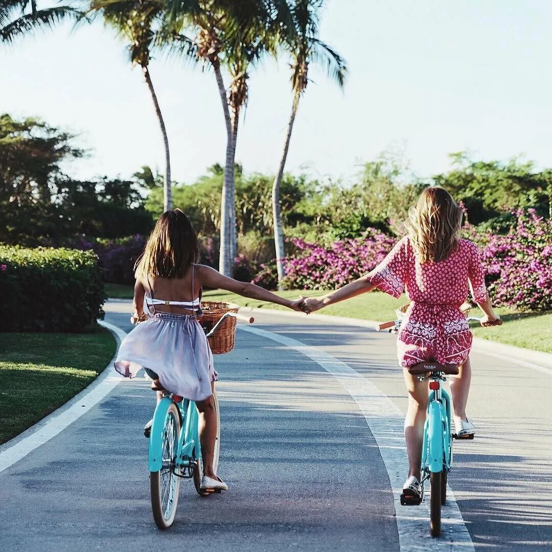 I like going for a walk. Фанни френдс друзья. my friend картинка. funny friends красивые фото. walk with my friends.