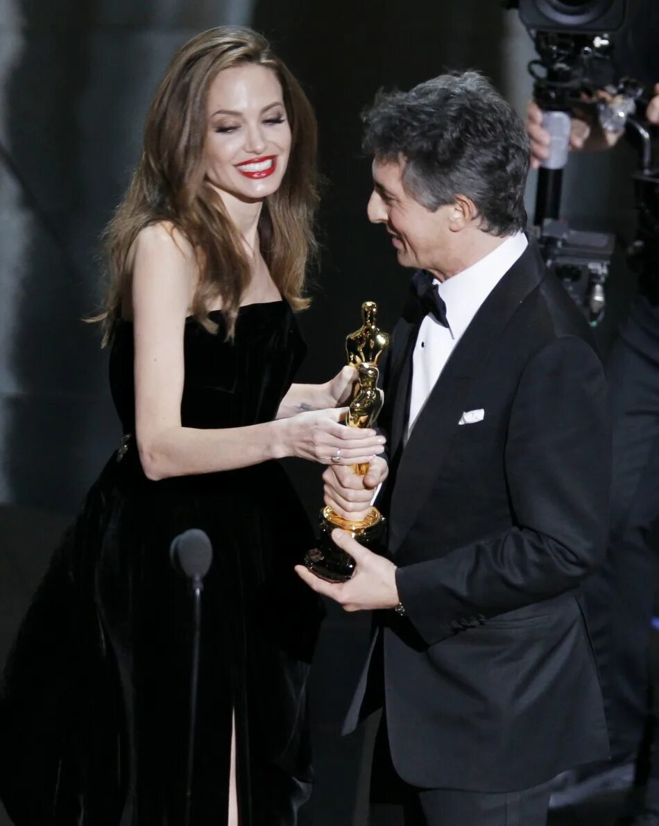 Анджелина джоли оскар. Анджелина Джоли Оскар 2013. Анджелина Джоли на премии Оскар. Церемония Оскар 2012 Джоли. Анджелина Джоли Оскар 2012 ее платье.