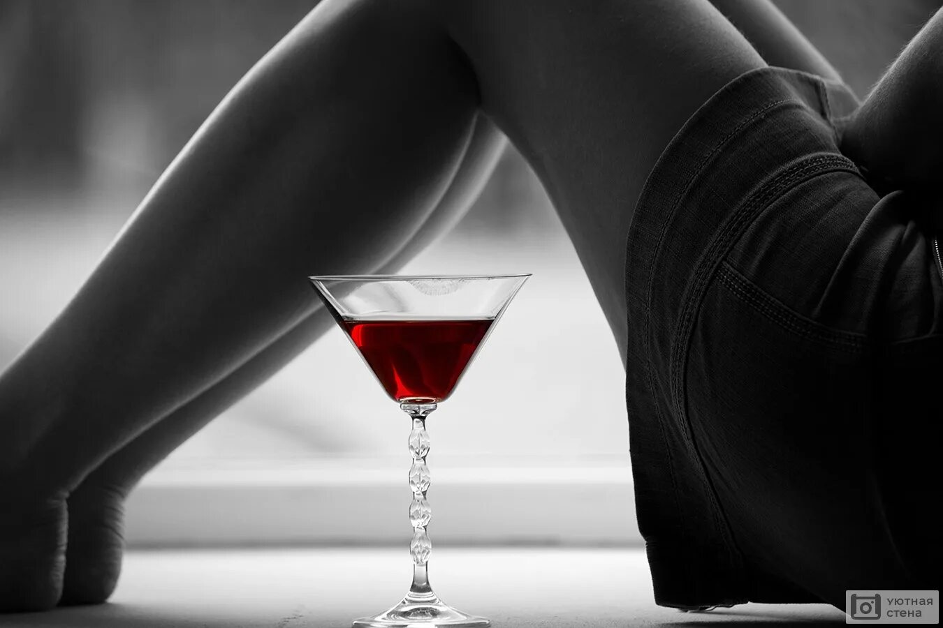 хрупкое чувство, что это. женская ножка в бокале. твоя рука теребит недопитый бокал. грустная женщина с вином. твоя рука теребит недопитый бокал.