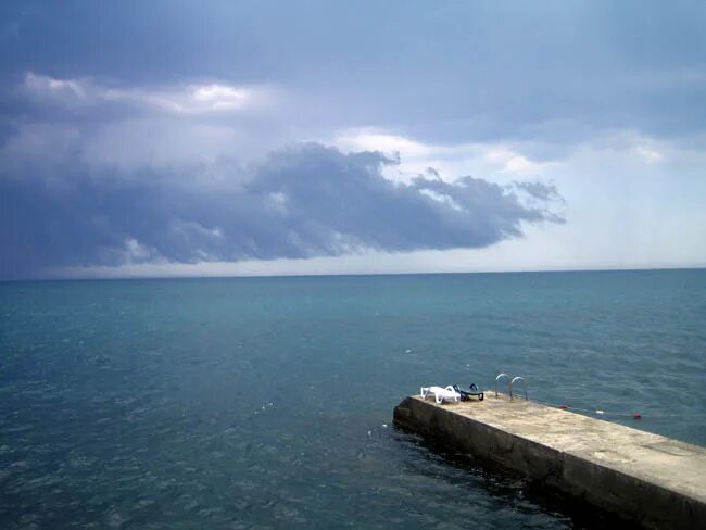 Температура воды в черном море алушта. Алушта море. Бетонный Выступ в море. Море в Алуште близко. Кубы в море Алушта.