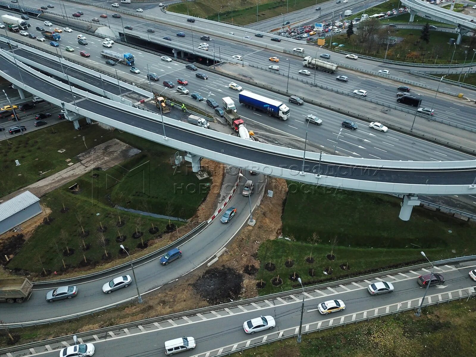 По кольцевой автомобильной. МКАД 2020. Московская Кольцевая автомобильная дорога. МКАД фото сверху. МКАД В 60.