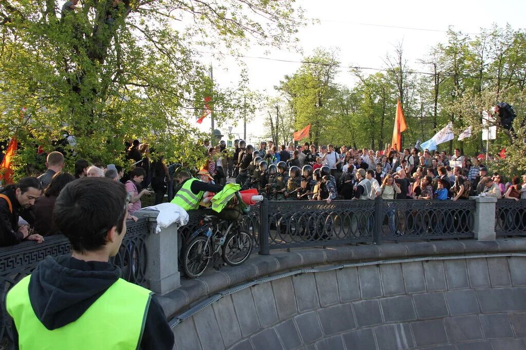 Болотная территория. 6 Мая 2012 Болотная площадь. Болотная площадь 2012 Немцов. Беспорядки на Болотной площади 2012. Болотная площадь 2014.