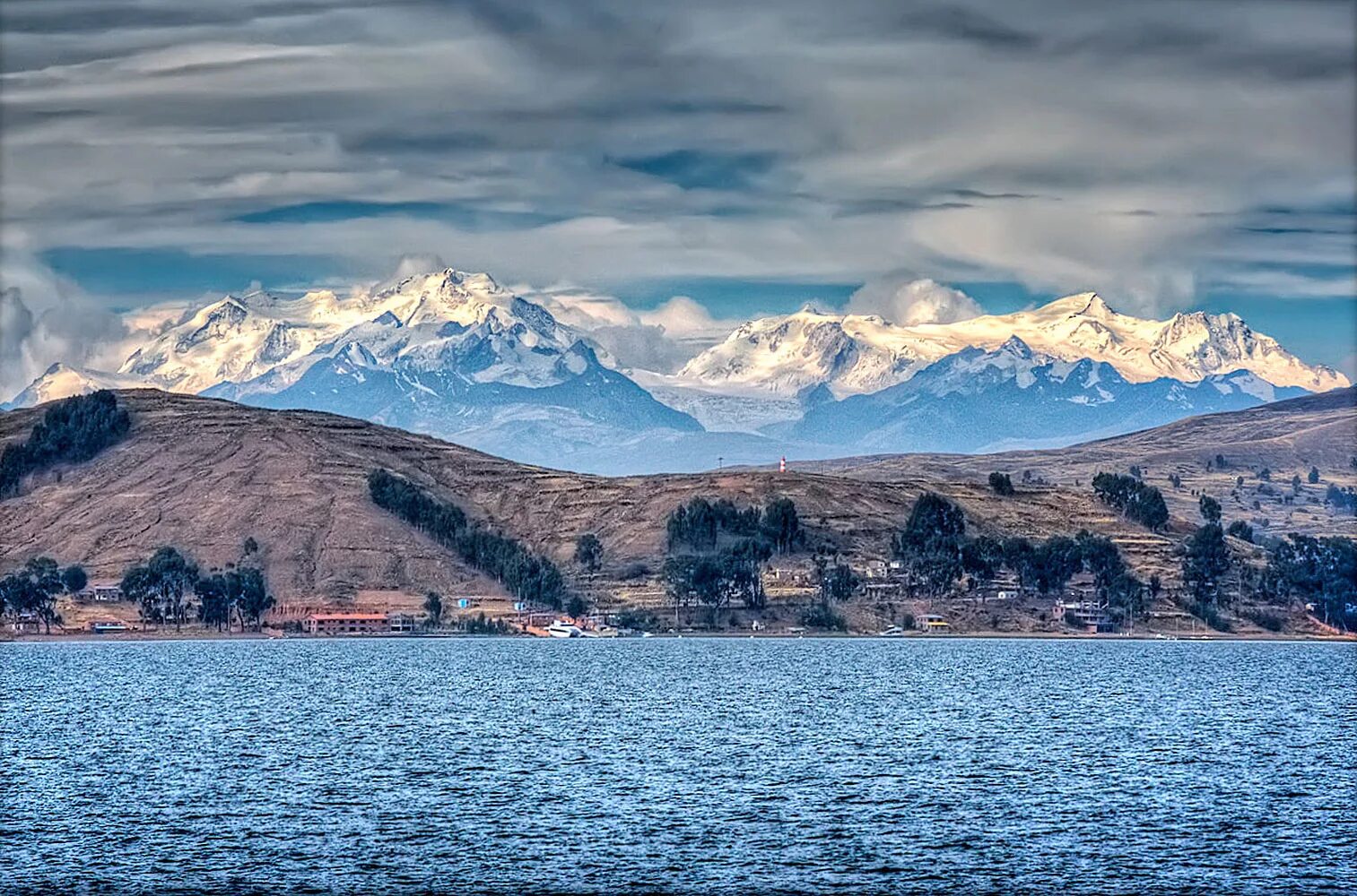 Озеро титикака в южной америке. Озеро Титикака Перу. Южная Америка озеро Титикака. Боливия озеро Титикака. Высокогорное озеро Перу.