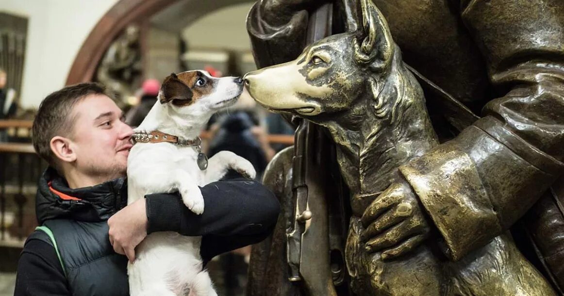 Где в москве можно с собаками. Площадь революции собака нос. Статуя собаки на площади революции. Тереть нос собаке на площади революции. Площадь революции собаки порода.