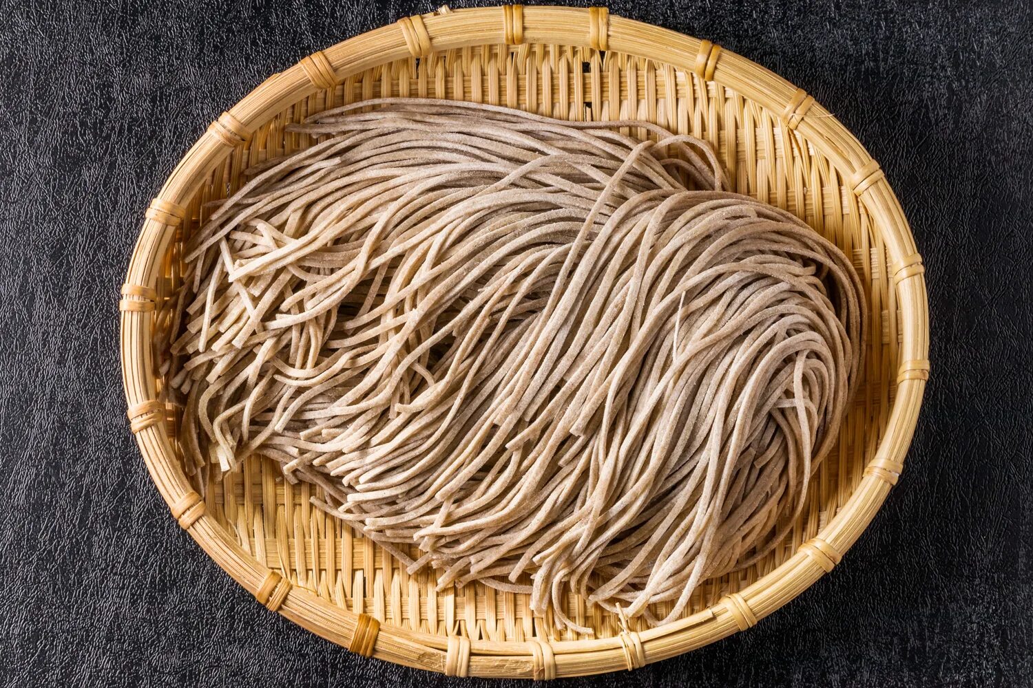 Лапша без воды. Soba лапша. Японская лапша соба. Японская еда соба. Лапша длинная круглая.