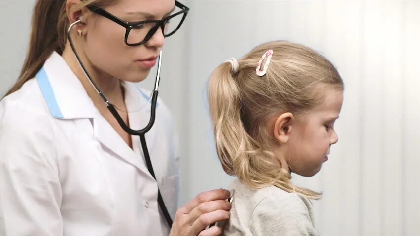 Педиатр. Доктор для детей. Ребенок с фонендоскопом. Врач слушает ребенка.