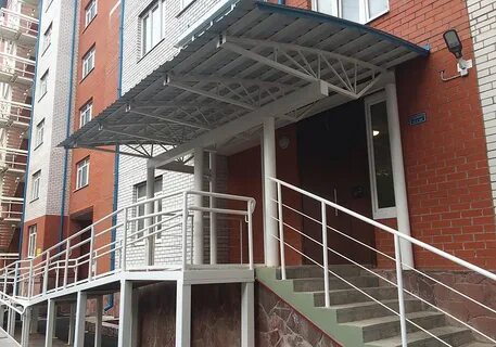 Козырек над входом многоквартирного дома