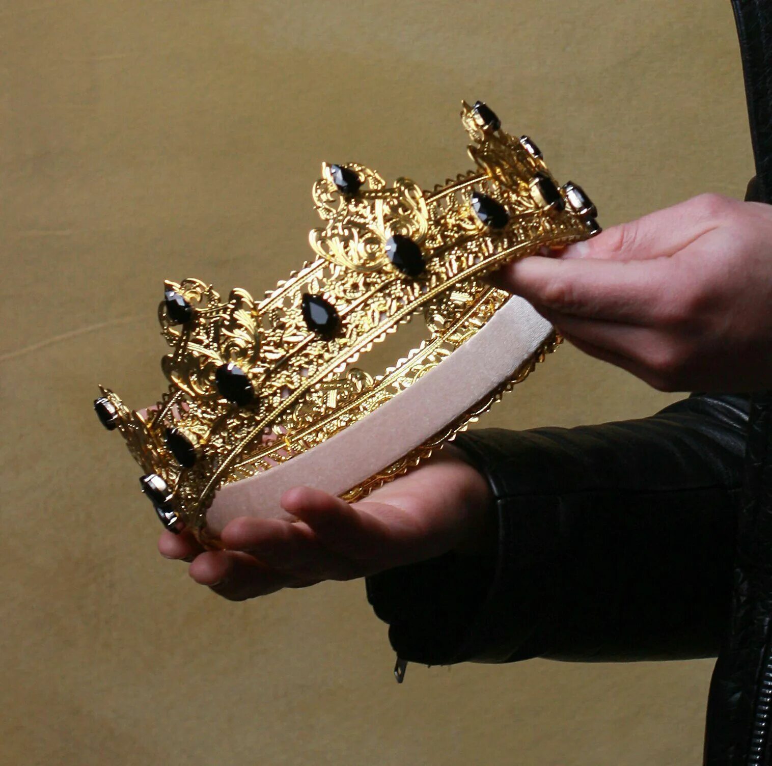 Корона жмет на дзене. Queen aesthetic золотая. корона королевская средневековая эстетика. принц эстетика корона. король эстетика.