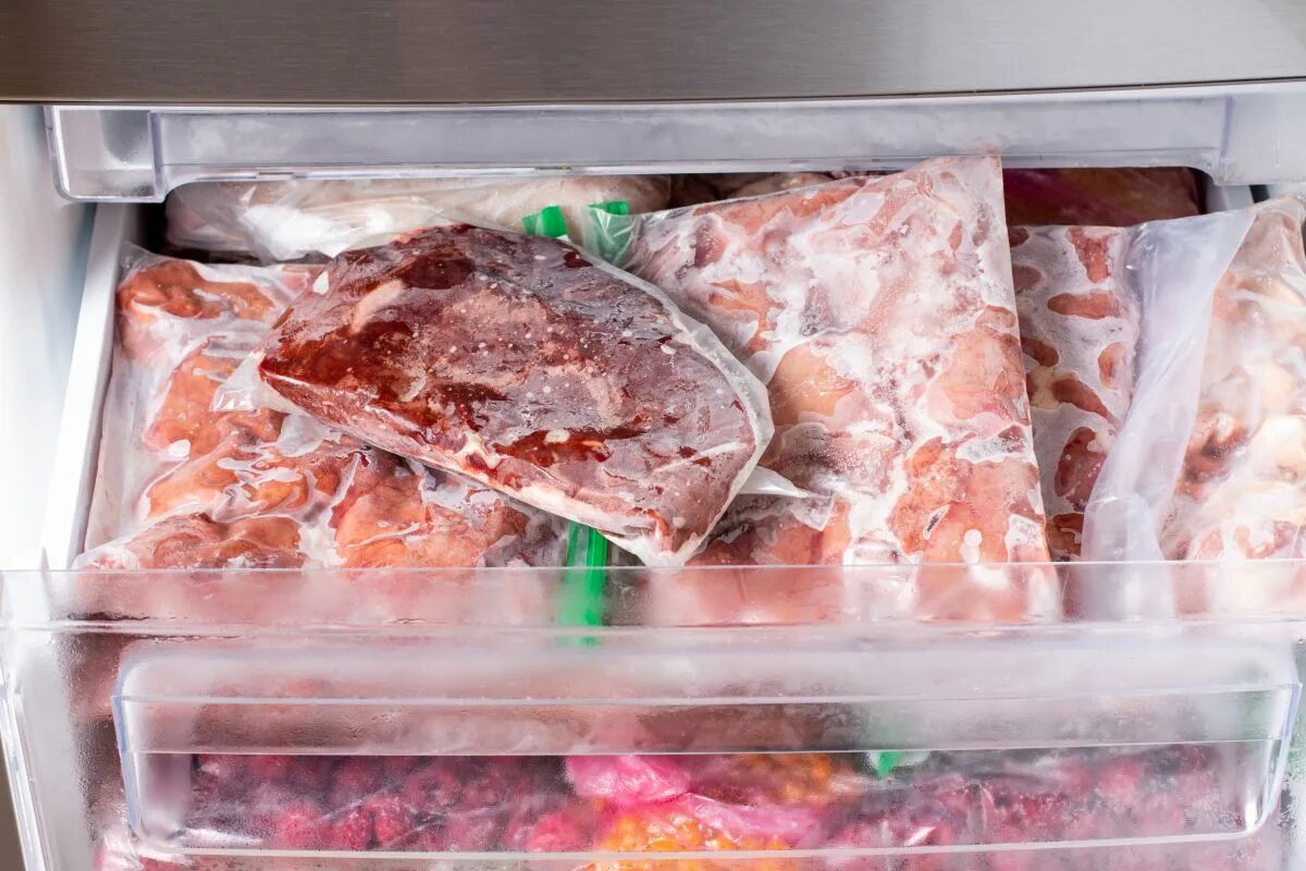 Замороженное мясо купить. Перемороженная курица из морозилки. Фото замороженных мясных изделий.