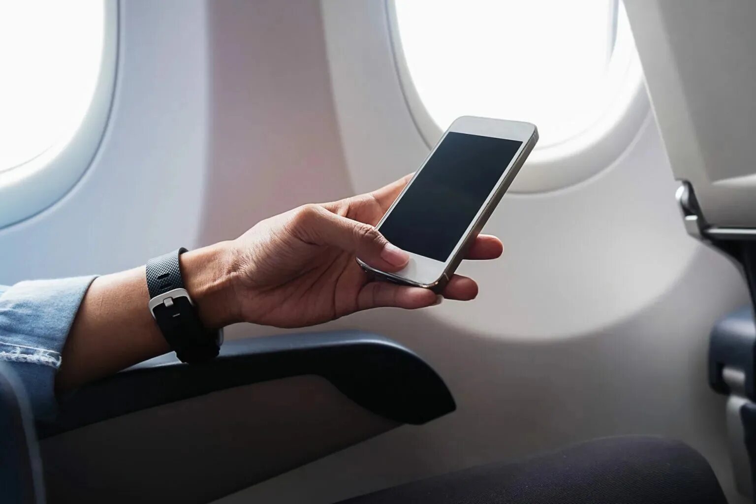 Телефон в руке. Телефон в самолете. Мобильник в самолете. Wi-Fi в самолёте.