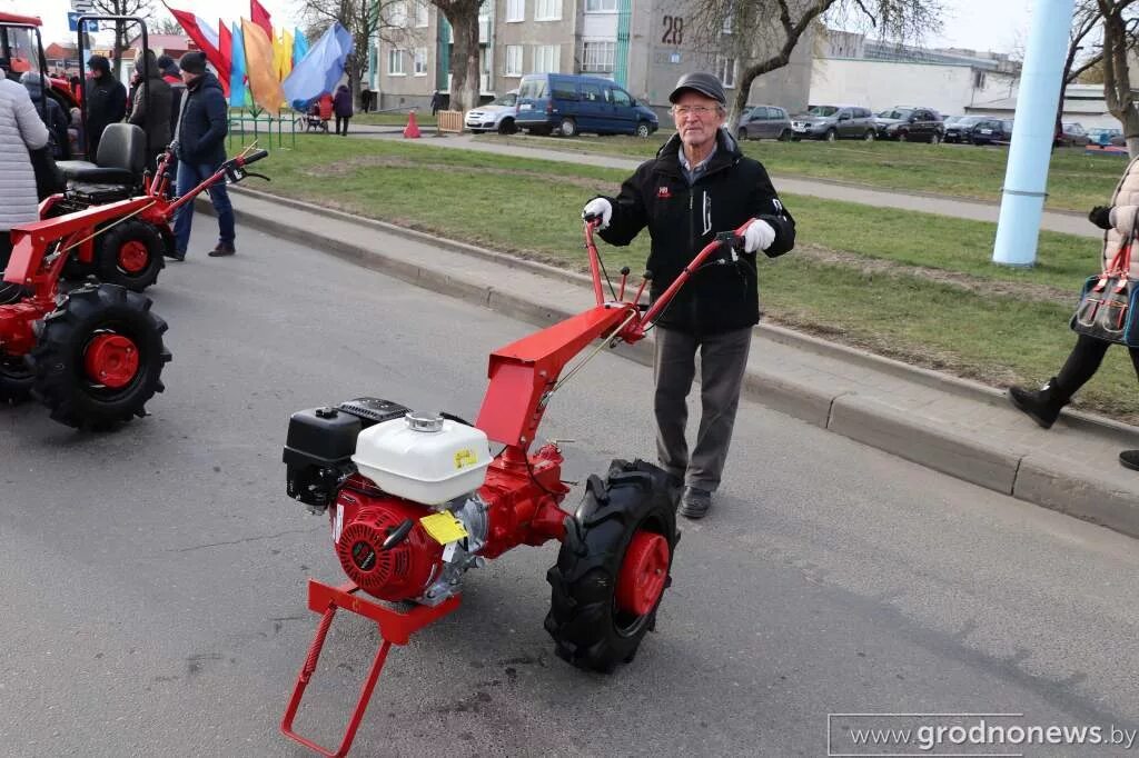 Магазины сморгони мотоблоков. Сморгонь завод мотоблок. Завод сморгонский тракторный завод продукция. Мотоблок беларус 09h давление в колесах. Завод сморгонский тракторный завод продукция.