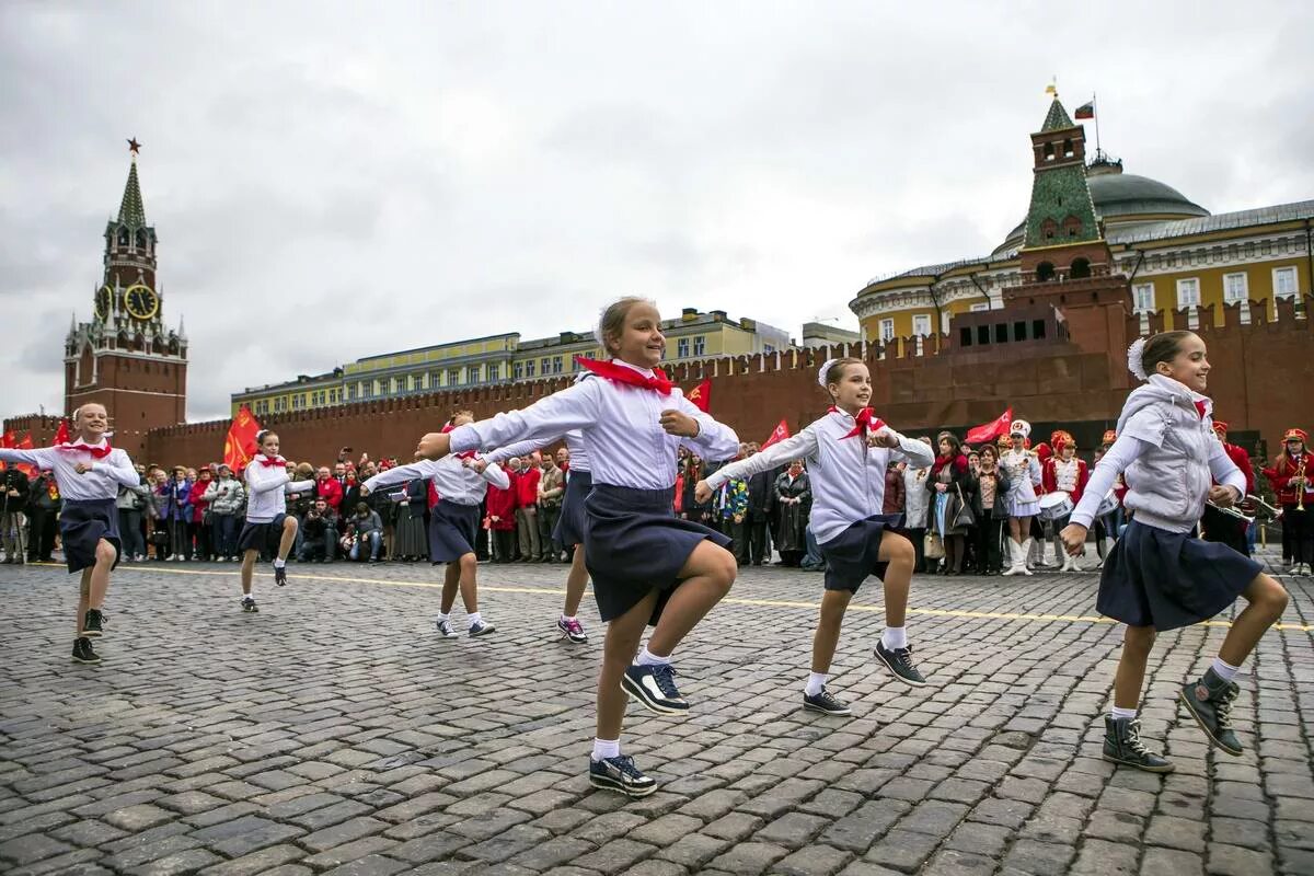 Пионеры на красной площади СССР. Современные пионеры Москва красная площадь. Пионерка на красной площади. Культура современной России. 19 май 2015