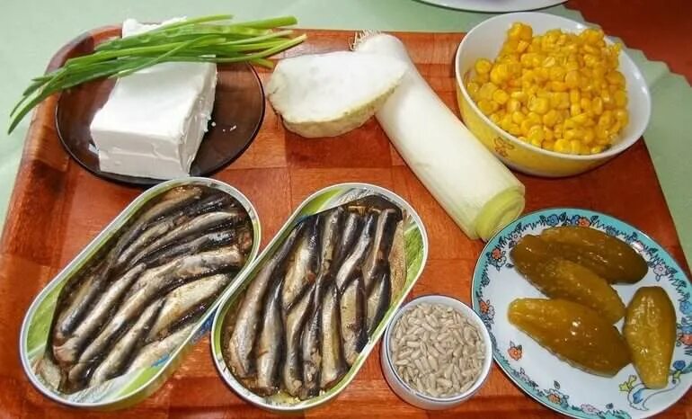 Шпроты с кукурузой консервированные. Шпроты кукуруза. Салат со шпротами и маринованными огурцами. Закуска из кукурузы и шпротов. Салат со шпротами и сухариками и кукурузой.
