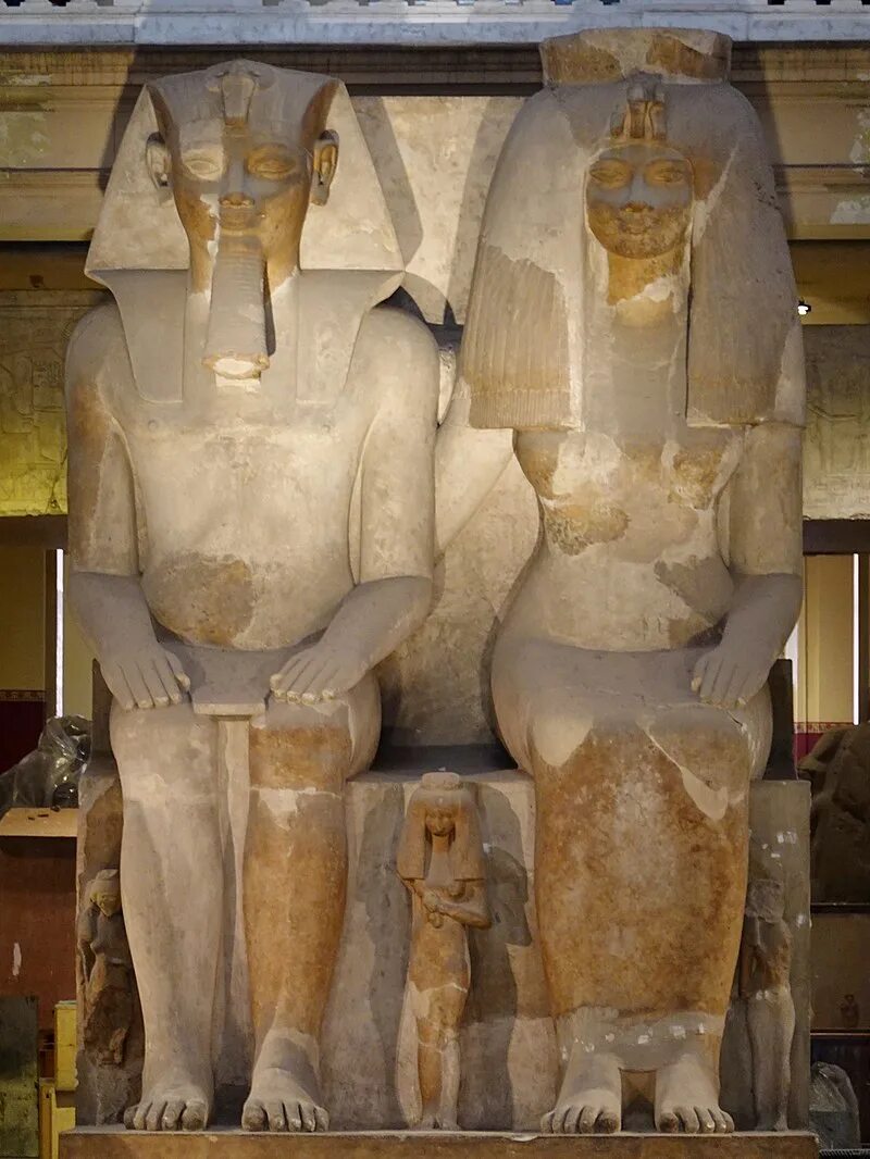 Статуя Аменхотепа III. Статуя Аменхотепа 3 и его жены. Эхнатон Каирский музей. Статуя фараона Аменхотепа. Неплохо сохранившаяся