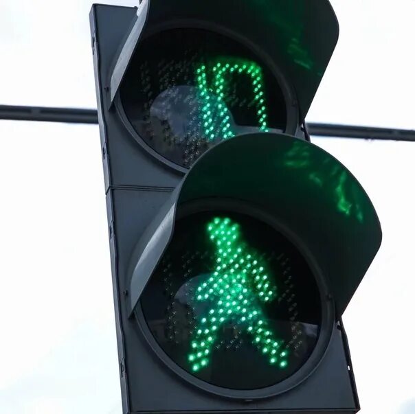 В каком горит зеленая. Светофор ЦОДД. Зеленый сигнал светофора. Зеленый цвет светофора. Зеленый свет светофора.