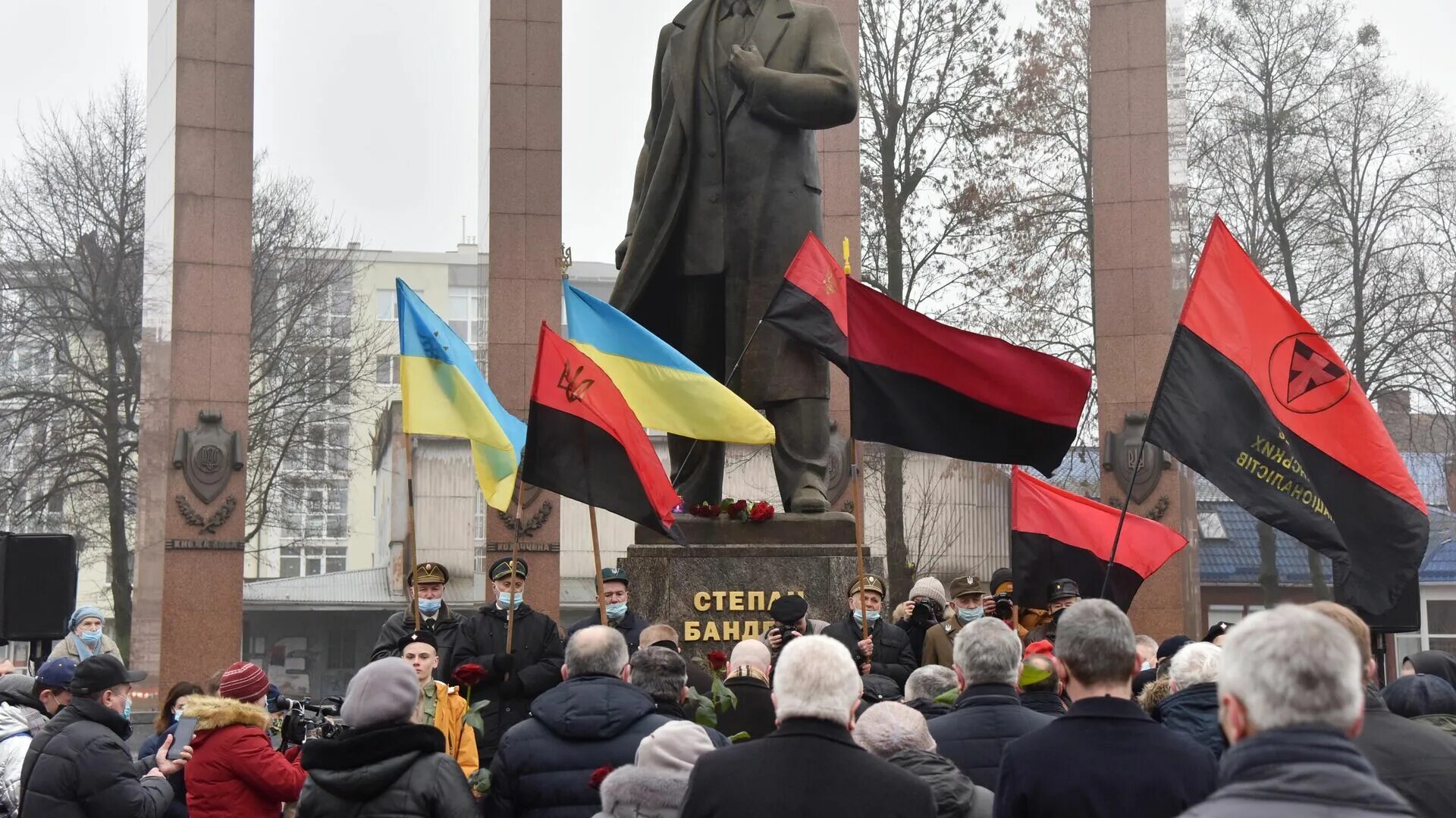 Памятник степану бандере в киеве. Бандера на украинском. Бандера на украинском. Бандера на украинском. Бандера на украинском.