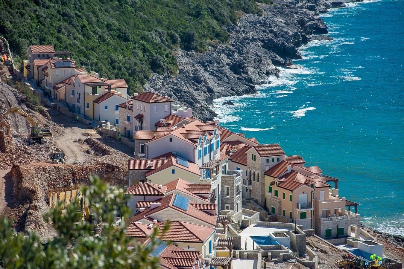 В какой стране купить недвижимость. Lustica Bay Черногория. Дом у моря в Черногории. Порто Монтенегро Черногория. Lustica Bay Montenegro.