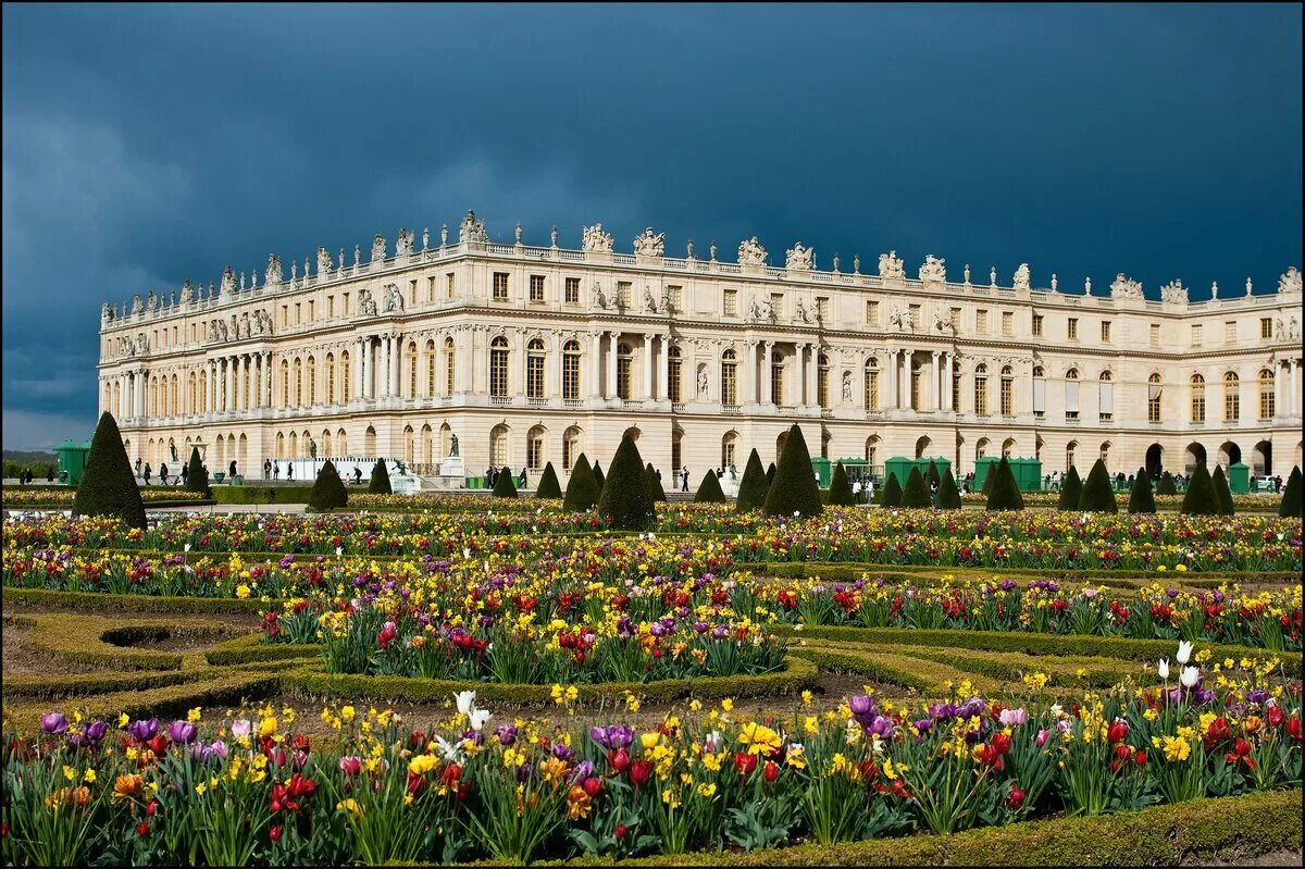Королевский версаль. Версальский дворец дворцы Франции. Королевский двор Версальского дворца. Королевская резиденция Версаль. Замок Версаль в Париже.
