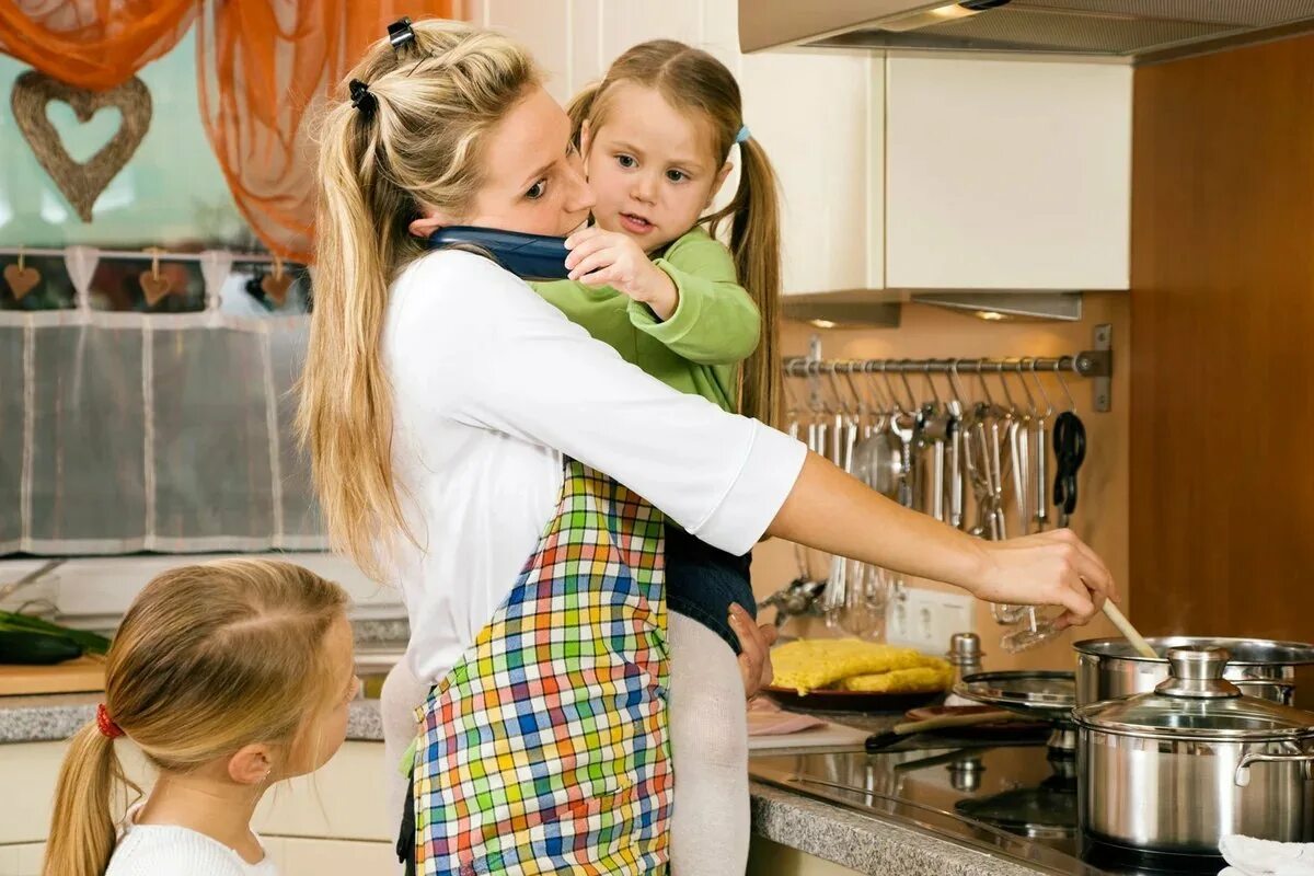 Русская мама помогает. Домохозяйка с детьми. Женщина с ребенком на кухне. Кухня для детей. Домохозяйка на кухне с детьми.