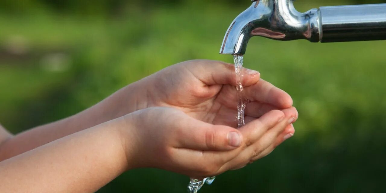 Для подачи воды используют. Кран водопроводный. Вода из крана. Водопроводный кран с водой. Кран для воды на даче.