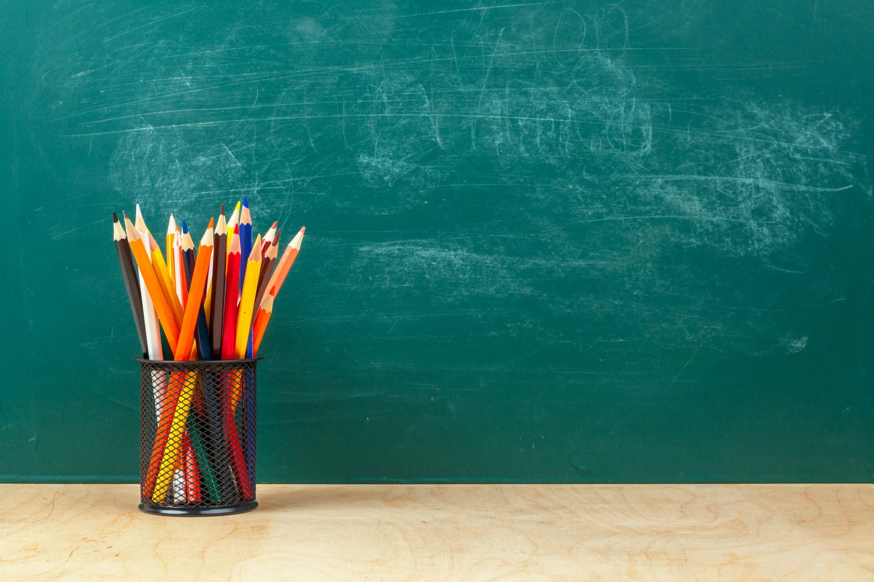 Школьный фон для презентации. Школьный фон. школьная доска фон. школьная доска с мелками.