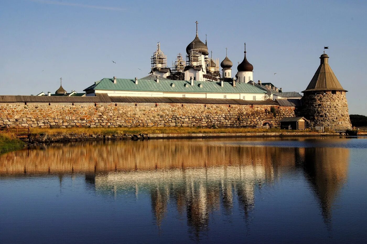 Соловецкий монастырь. Соловецкий монастырь 1436. Монастырь на Соловках. Основание Соловецкого монастыря. 1436. Соловки сайт монастыря