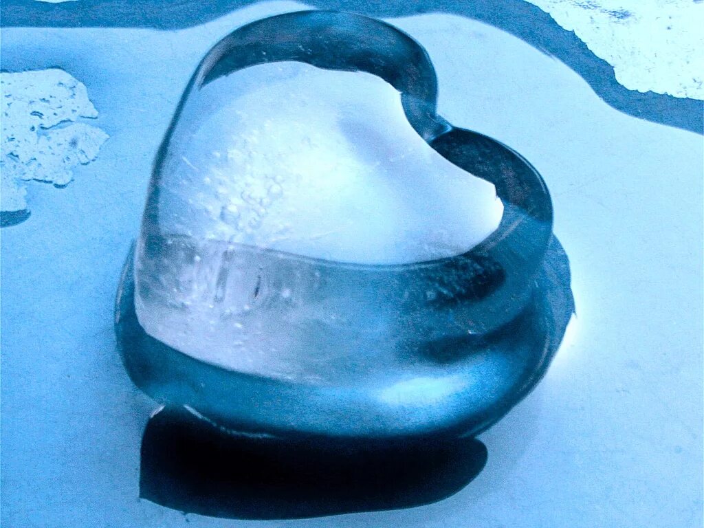 Растопить лед водой. Ледяное сердце. Замерзшее сердце. Сердце изо льда. Сердце во льду.
