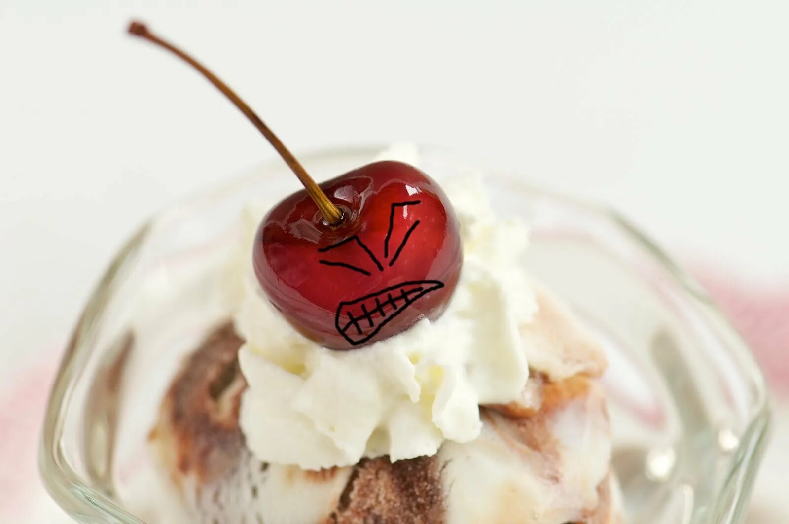 Мороженка сливки вишенка. Мороженое с вишней. Мороженое. Cherry cream. Мороженое с вишней на белом фоне.