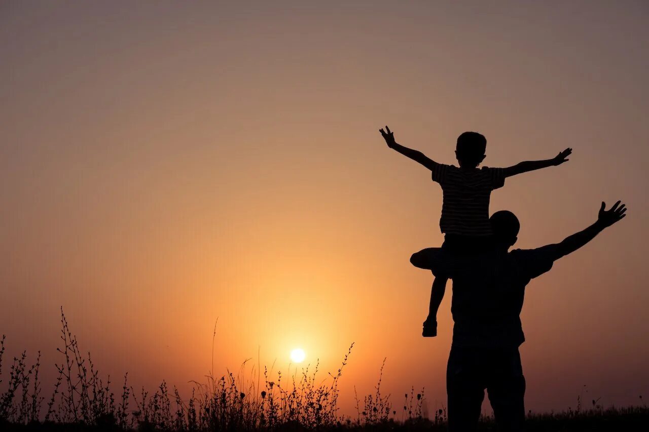 Солнце папины. Папа солнце. Фото отец с сыновьями на закате. Отец с сыном на закате силуэт. С сыном на закате.