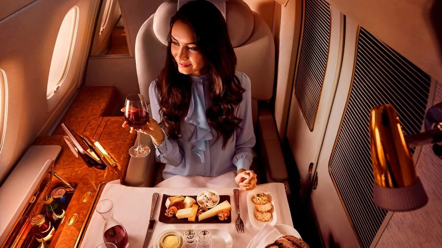 Полет на частном самолете. Emirates first class a380. Бизнес класс в самолете Эмирейтс. Эмирейтс Эйрлайнс первый класс. Emirates Airlines 1 класс.