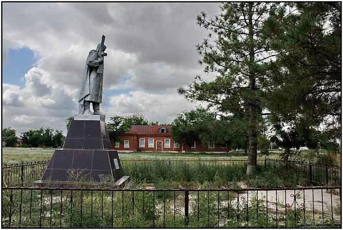 Хутор пролетарский ставропольский край. Братская могила Пролетарск. Ростовская область Пролетарский район Хутор Привольный. Памятник Ростовская область Хутор Матвеевский Братская могила. Братская могила поселка Привольный.