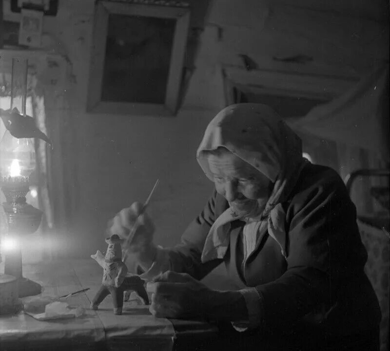 Старая женщина смотрит в зеркало. Старенькая бабушка. Молодость и зрелость сели на скамейку стихи. Старая душа признаки. Добрая бабушка.