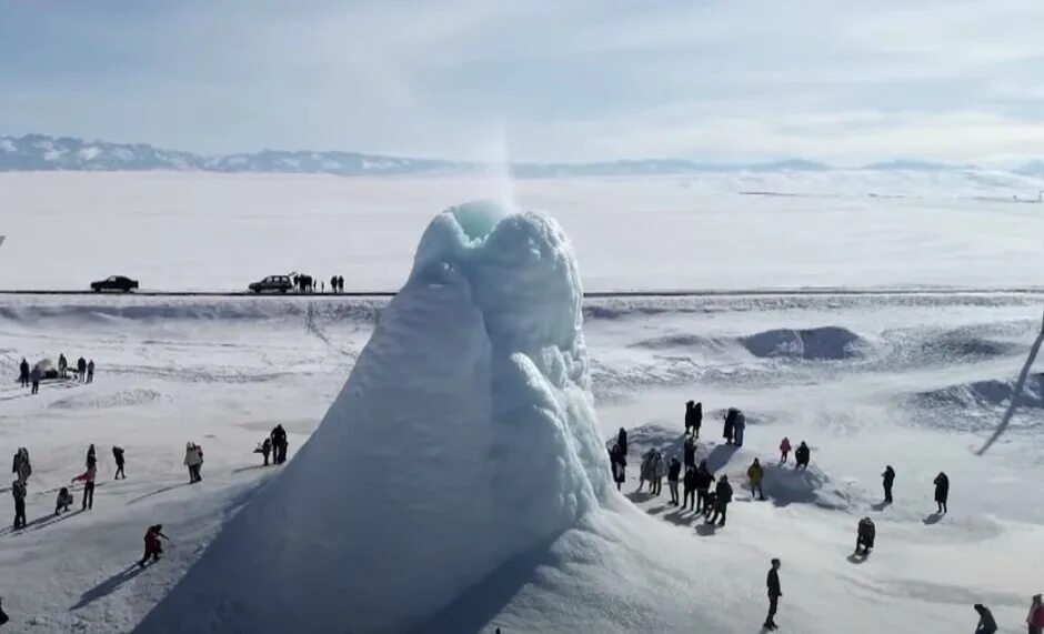 Казахстан ice challenge series. Ледяной вулкан Алматы. 14 Метровый ледяной вулкан. Вулкан снежный Казахстан. Вулкан в Казахстане ледяной извержение.