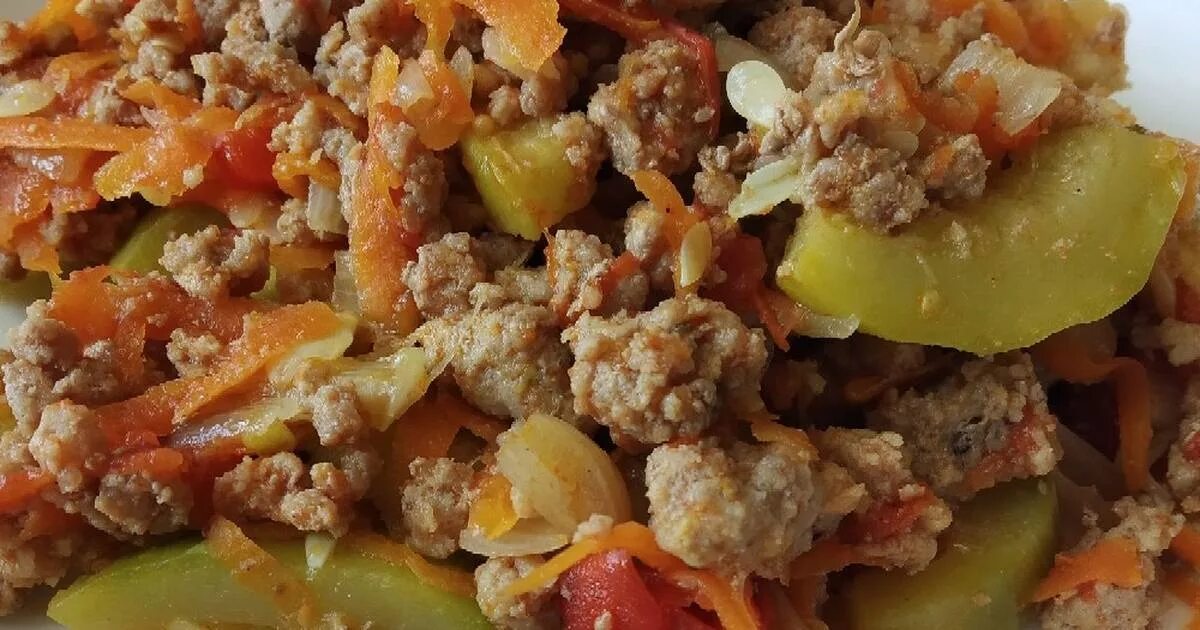 Тушеные овощи с фаршем. Фарш с овощами. Фарш обжаренный с овощами. Кабачки тушеные с фаршем.