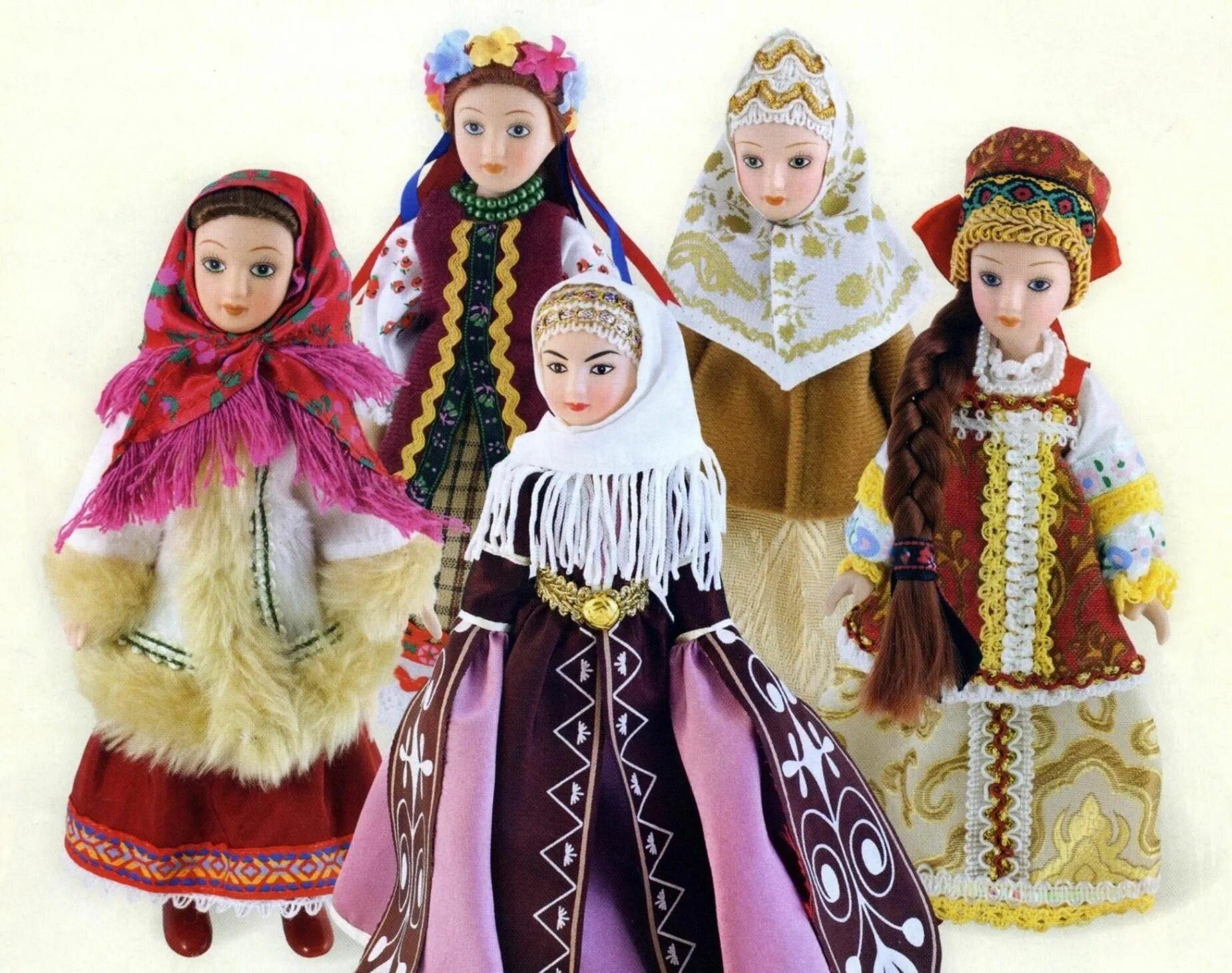 Куклы в национальных костюмах. Куклы в национальной одежде. Кукла в народном костюме. Куклы народов России.