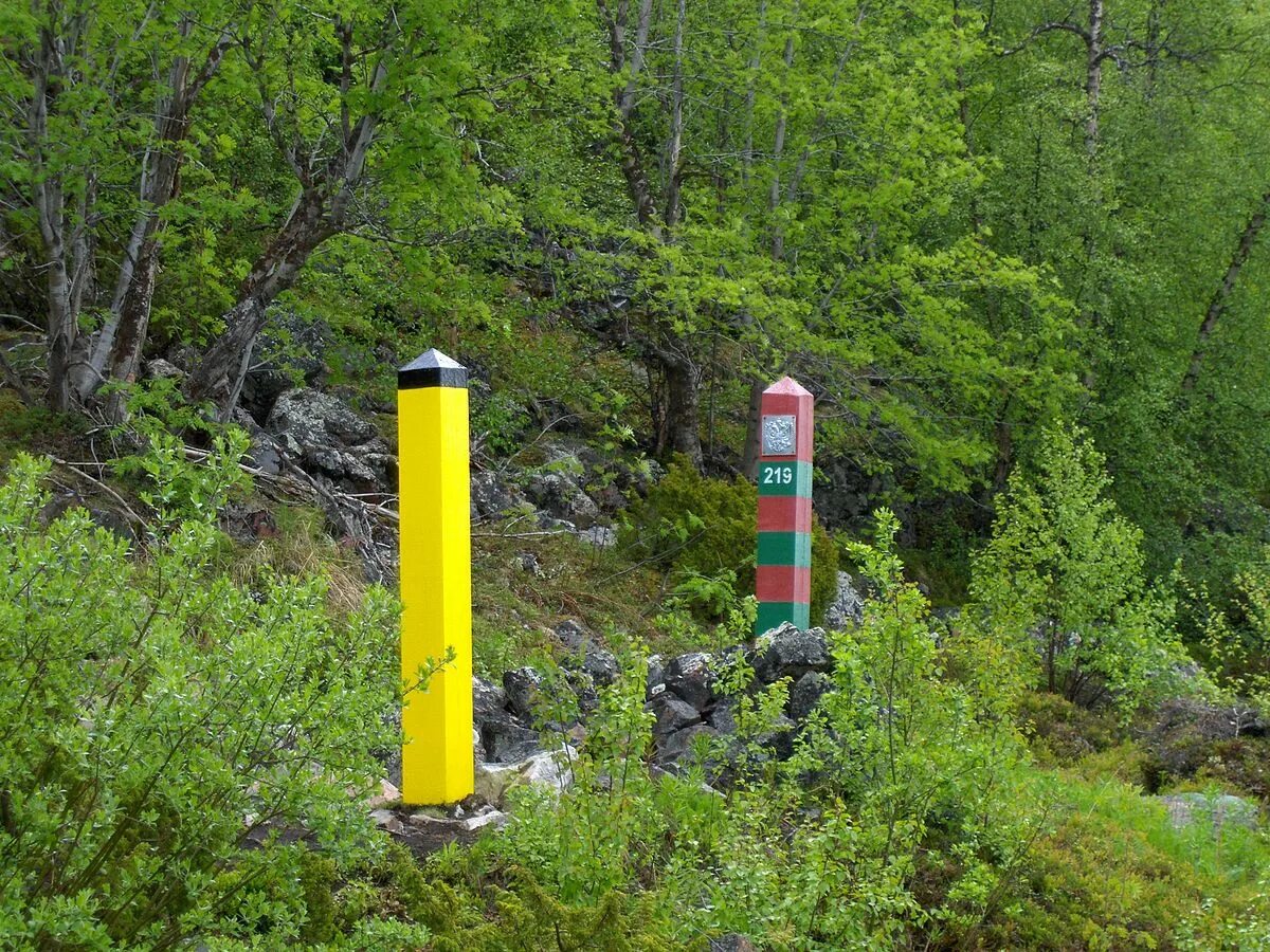 Граница с норвегией. Российско-Норвежская граница. Погран столб Норвегии. Граница Россия Норвегия Финляндия пограничные столбы. Финский погран столб.