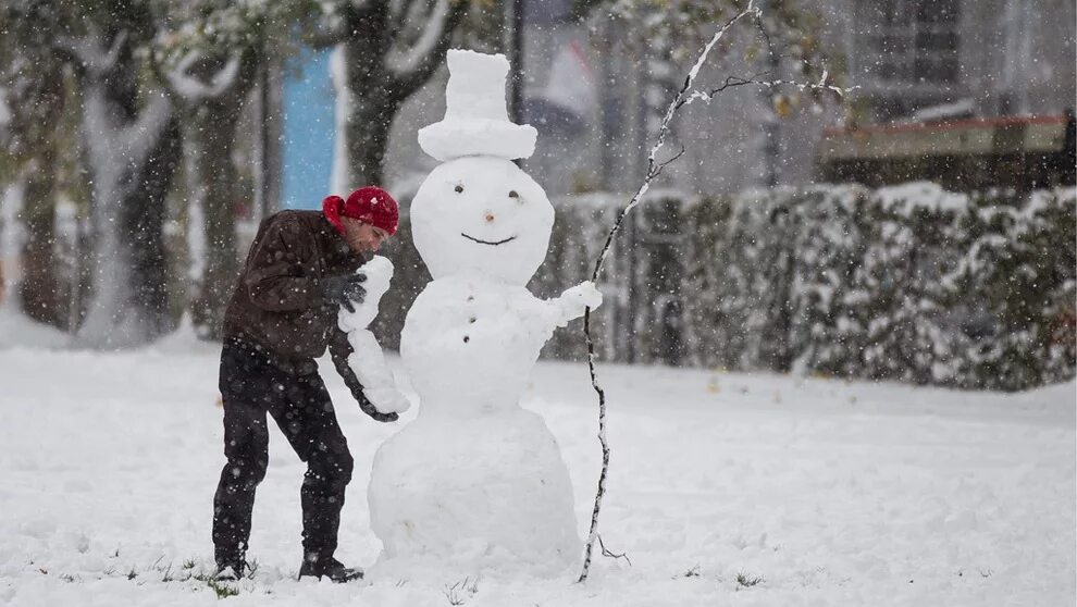 Лепить снеговика зимой. Лепить снеговика. Снежная баба. Снеговик на улице. Снеговик в снегопад.