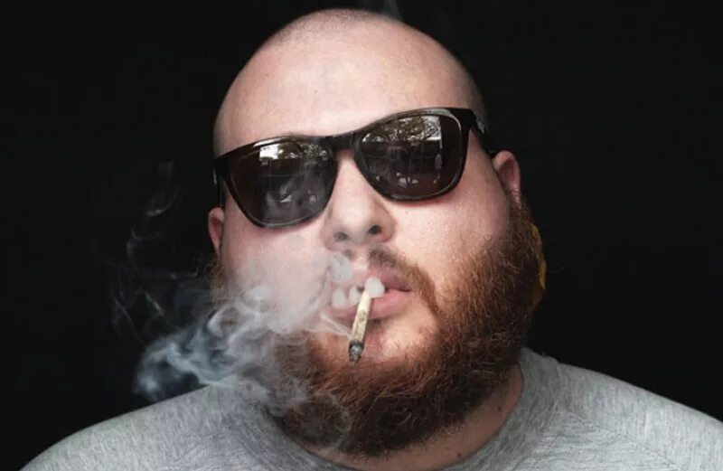Лысый с бородой певец. Action bronson - rare chandeliers. толстый американский певец. американский певец с бородой. толстый бородатый в очках.
