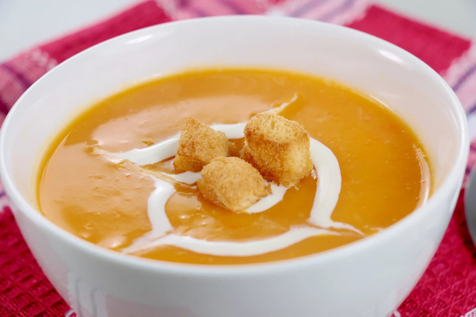 Вкусный суп из тыквы. Тыквенный крем суп. Суп пюре из тыквы. Крем суп из тыквы. Тыквенный суп-пюре с гренками.